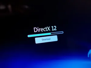 Zbliżenie na metalowy wtyk USB-A z widocznymi stykami na tle rozmytej płytki drukowanej.