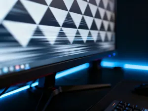 Nowoczesny laptop z interfejsem systemu Windows w profesjonalnym biurze, symbolizujący środowisko pracy z systemem operacyjnym.
