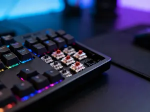 Nowoczesny laptop z otwartą skrzynką mailową na biurku, symbolizujący profesjonalną komunikację e-mailową.