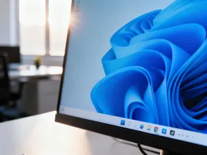 Nowoczesne stanowisko pracy z laptopem, na którego ekranie wyświetlona jest profesjonalna prezentacja biznesowa.