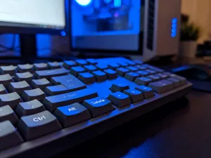 Dwa monitory obok siebie: jeden z interfejsem domowym, drugi z zaawansowanymi ustawieniami systemowymi Windows.