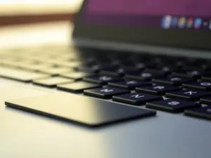 Nowoczesne stanowisko pracy z laptopem i monitorem, symbolizujące profesjonalną obsługę poczty elektronicznej.